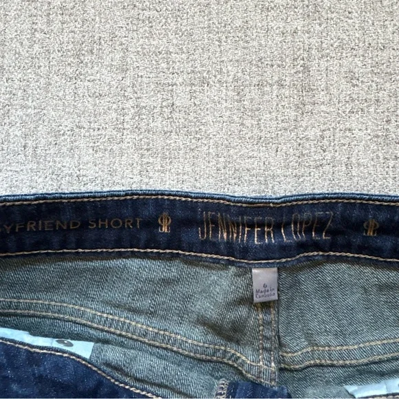 Jennifer Lopez Dark Blue Distressed Jean Shorts Size 6 EUC - Picture 3 of 5